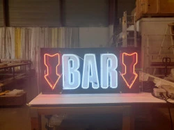 Enseigne lumineuse vintage 77